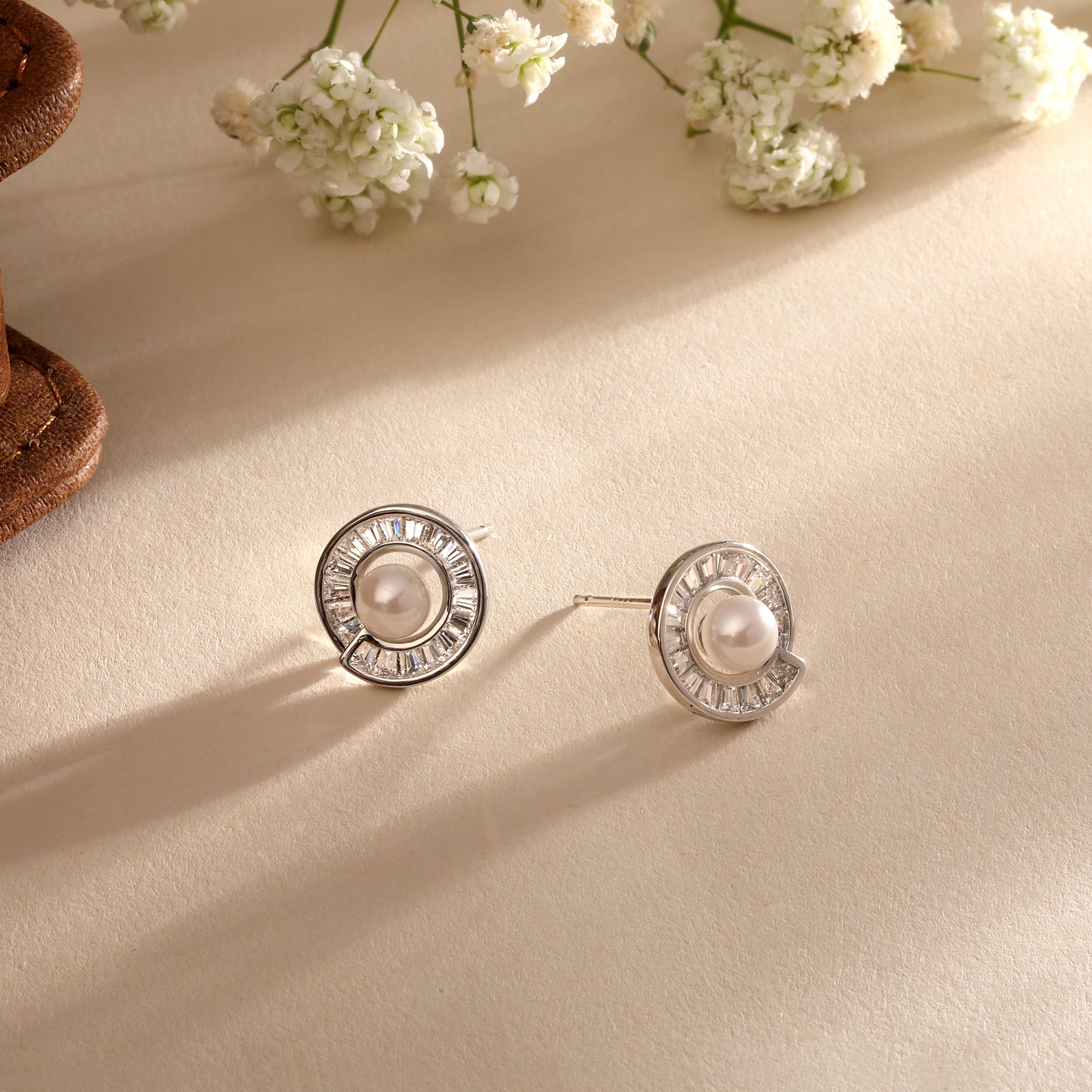 Round Shape Silver Plated Pearl Stud Earring